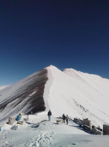 La Montaña de Colores amaneció parcialmente cubierta de nieve, modificando el paisaje habitual y generando dificultades para algunos turistas. Facebook