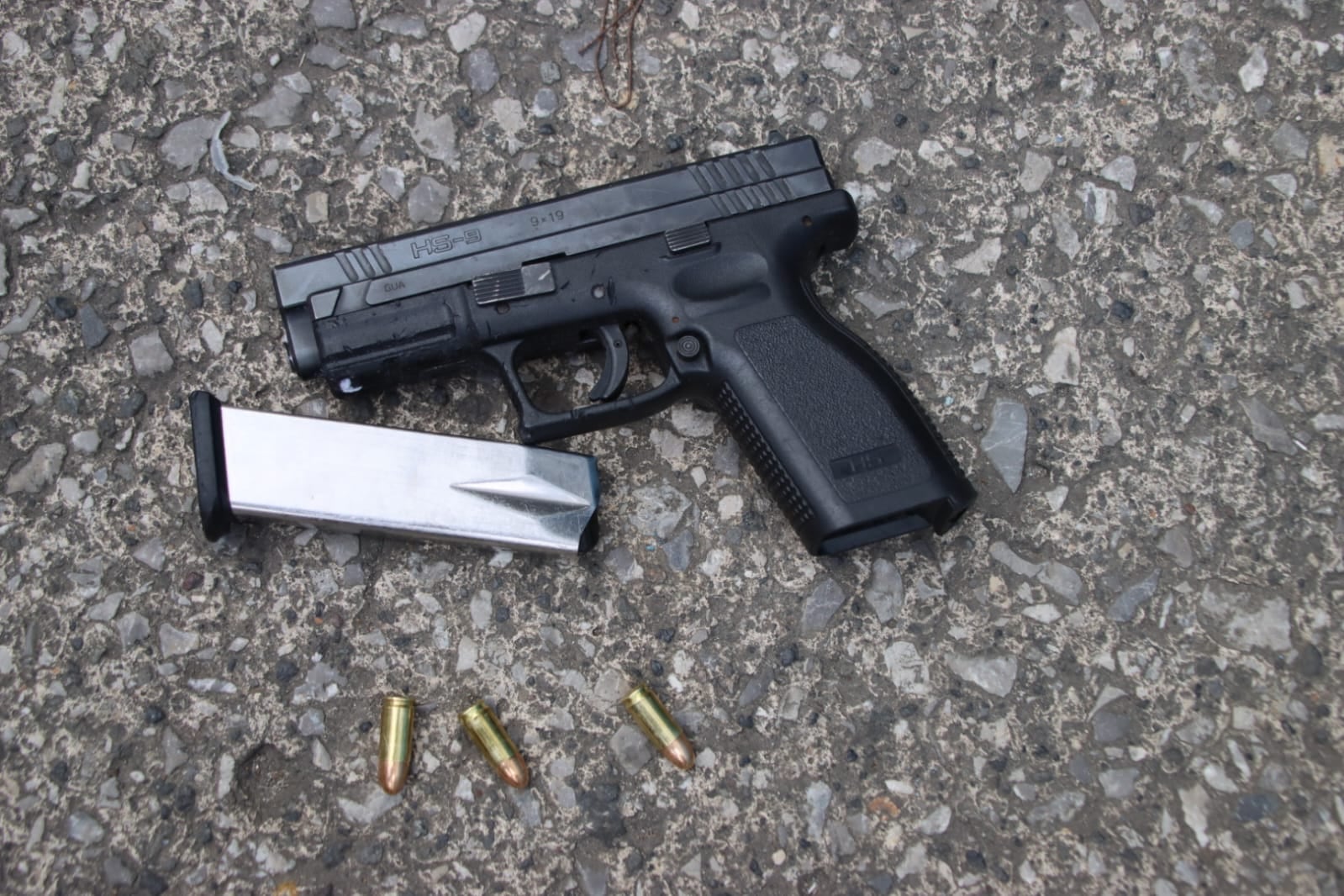 Las fuerzas de seguridad decomisaron una pistola ilegal al detenido mientras las unidades de la DEIC rastrean al piloto prófugo. (PNC de Guatemala)