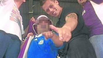 Trepó en la barra del