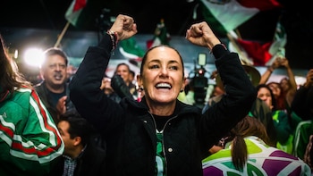 Desde Nezahualcóyotl, Claudia Sheinbaum ve el México vs Inglaterra acompañada de Delfina Gómez