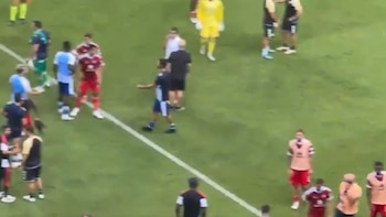 Abandono y un penal sin oposición: escándalo en la definición de un torneo en Europa