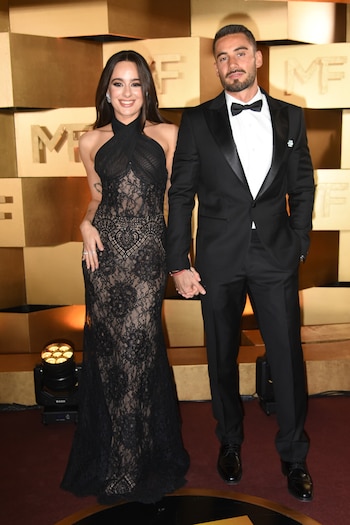 Flor Jazmín Peña y Nico Occhiato desfilaron de la mano en la alfombra roja de la premiación