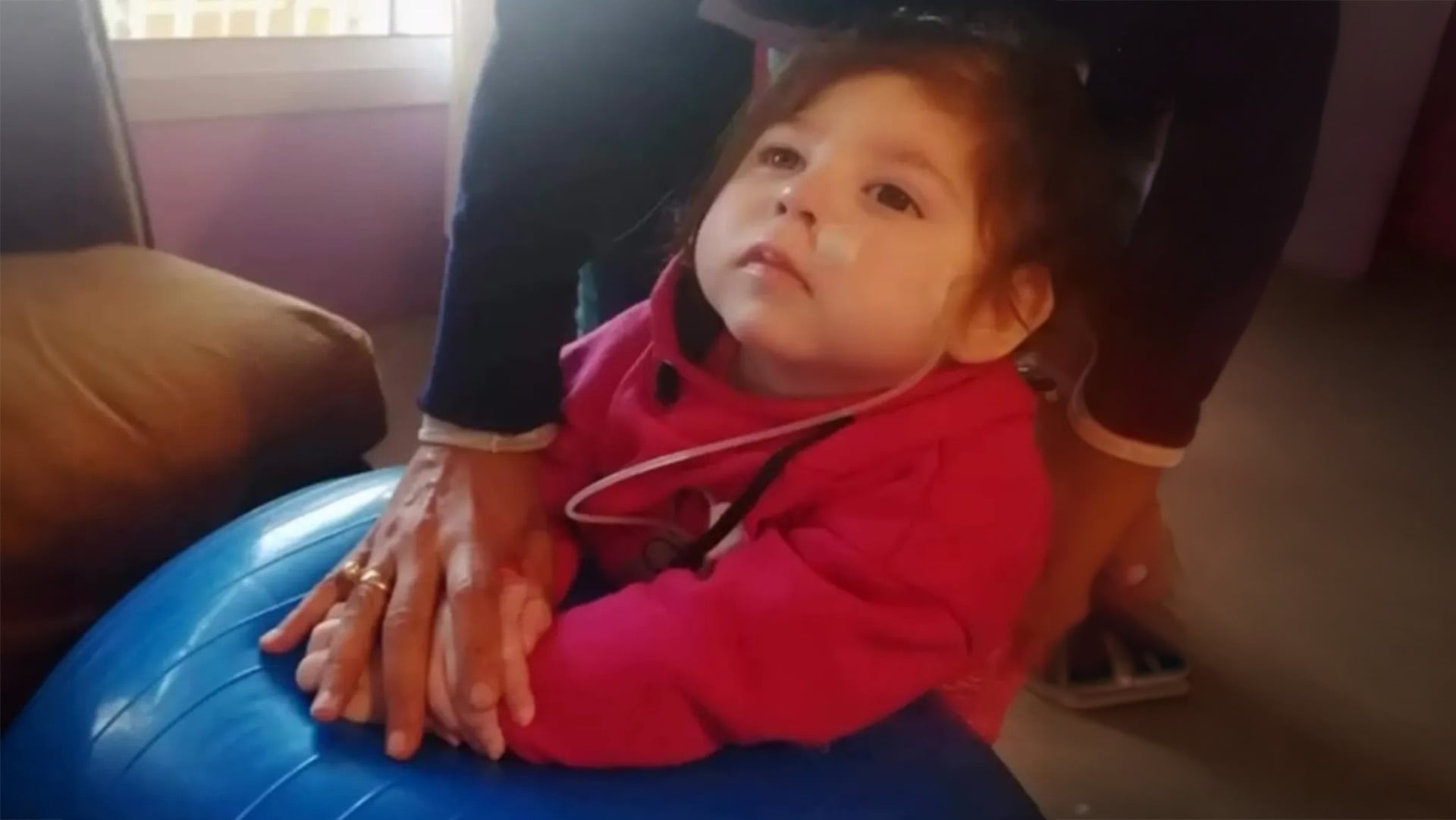 Nina nació en 2017 sin signos vitales. Hoy tiene 9 años y sufre una parálisis cerebral