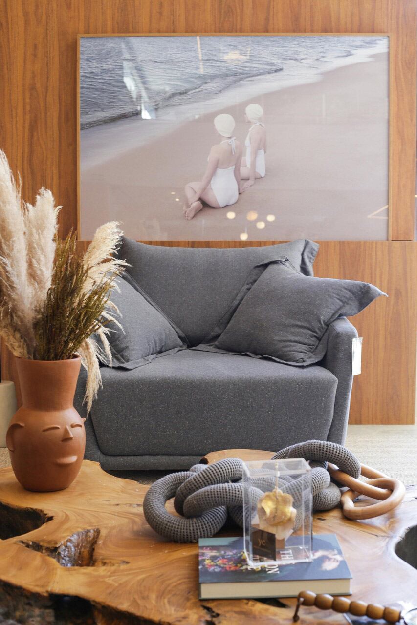 Decorar con arte inspirado en paisajes y emplear sonidos de la naturaleza promueve un ambiente saludable y relajante