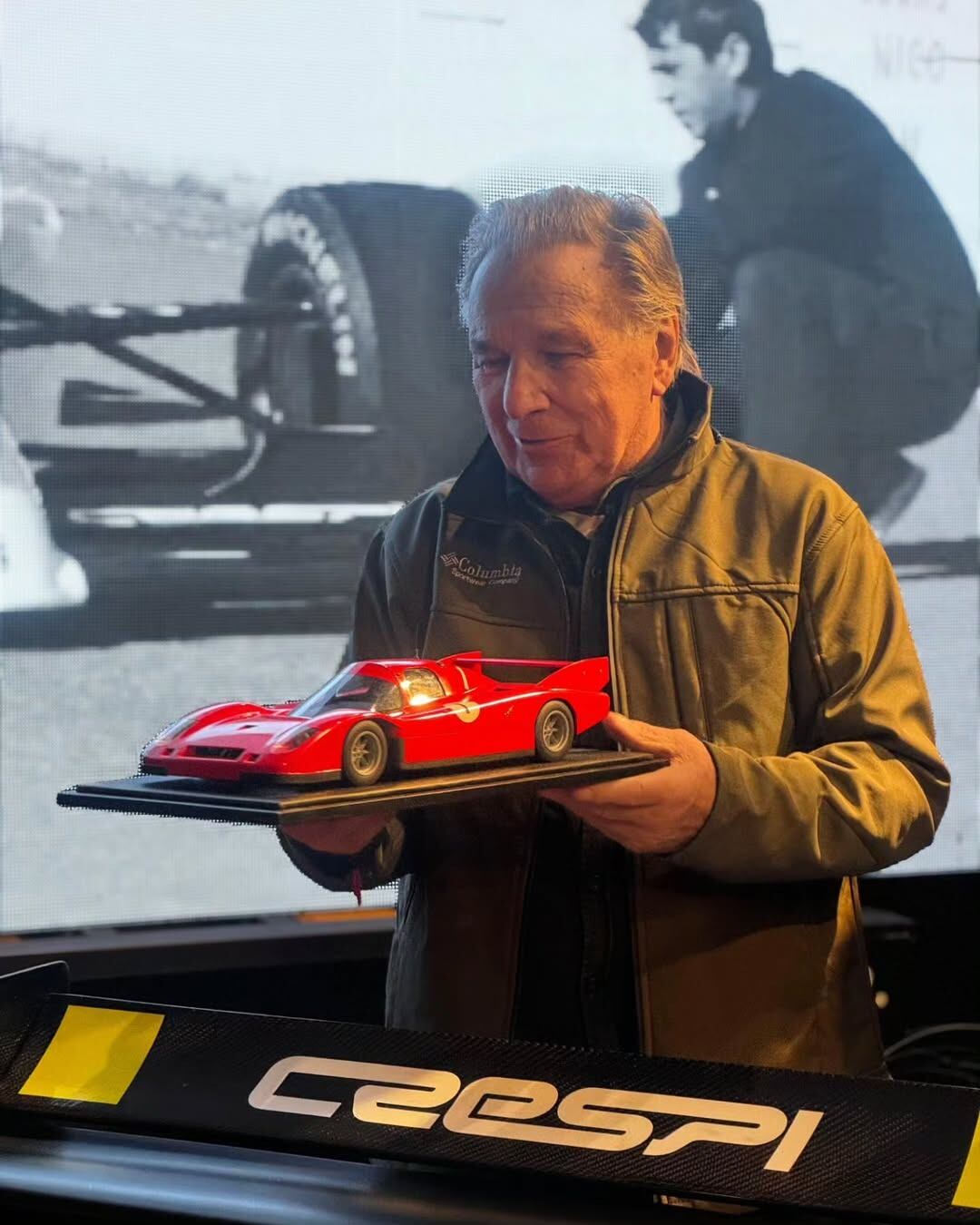 Tulio Crespi con la miniatura del Sport Prototipo para el Club Argentino de Pilotos (@tulio_crespicompeticion)