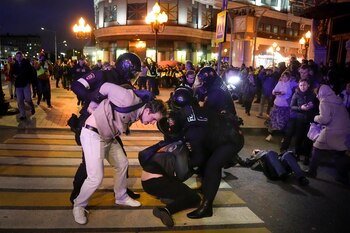 La policía antidisturbios detiene a