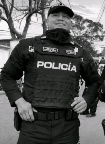 El patrullero Arnold Jesús Díaz Sotelo falleció en un accidente de tránsito registrado en el sector de La Minorista en Medellín - crédito X