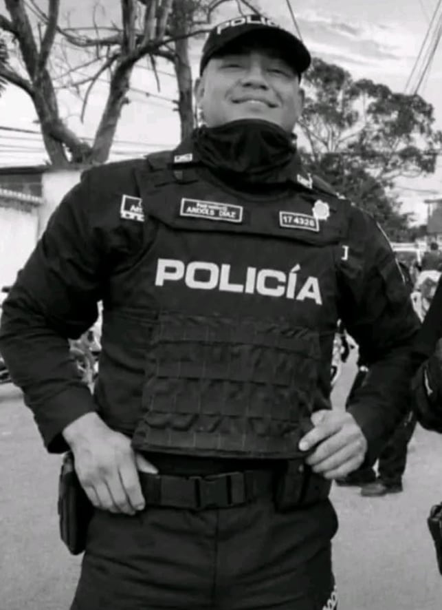 El patrullero Arnold Jesús Díaz Sotelo falleció en un accidente de tránsito registrado en el sector de La Minorista en Medellín - crédito X