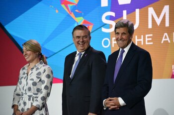 Ebrard firmó el documento en