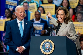 Una mujer afirma que el gobierno de Estados Unidos, a través de Joe Biden y Kamala Harris, la espía con un dispositivo de inteligencia artificial implantado en su cuerpo - crédito Shawn Thew/EFE