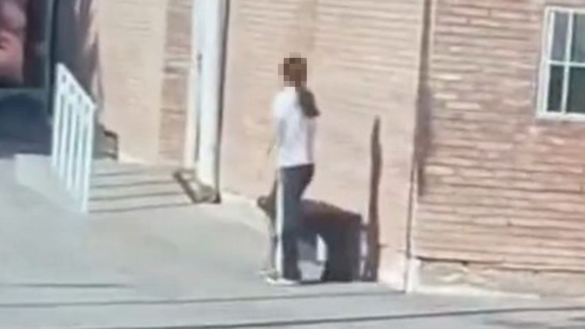 Uno de los videos donde se ve a la menor caminar por los patios de la escuela con su arma