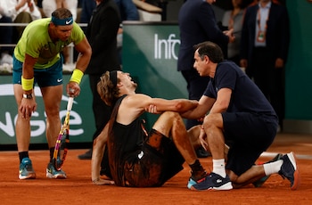 Alexander Zverev el día de su lesión en Roland Garros 2022. A su lado, Rafael Nadal (Crédito: REUTERS/Yves Herman)