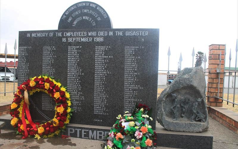 Monumento oficial con los nombres de los 177 mineros fallecidos en la tragedia del 16 de septiembre de 1986
