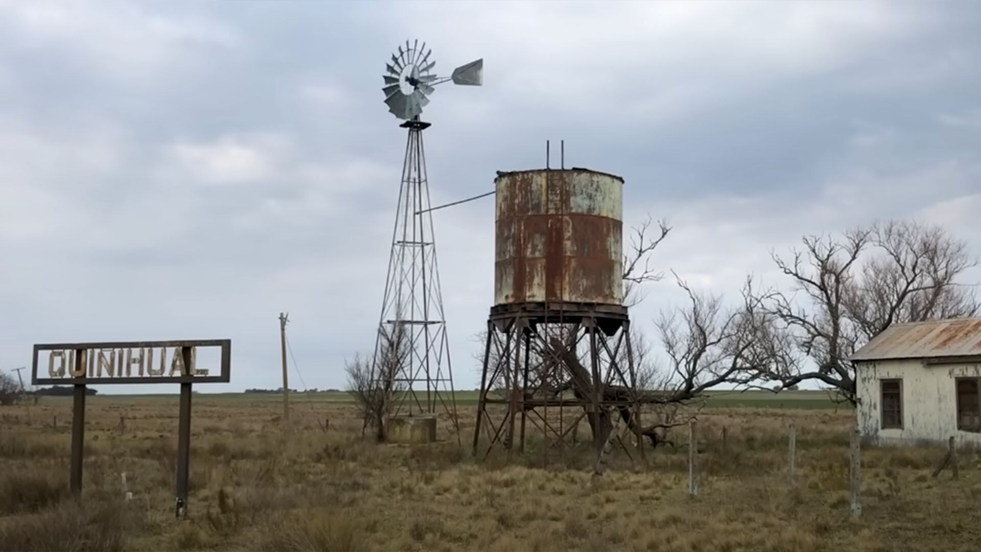 Existe un paraje que ya no figura en los mapas y donde no quedan ni trenes, ni escuela, ni vecinos (Captura de video)