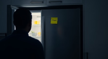 Silueta de persona de espaldas frente a refrigerador. Parte izquierda abierta muestra alimentos, parte derecha cerrada tiene nota amarilla con la palabra Ayuno.