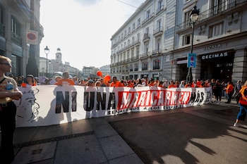 Vista de la manifestación de apoyo a Maricarmen, la anciana desahuciada el pasado miércoles en el distrito de Retiro, convocada por el Sindicato de Inquilinas e Inquilinos de Madrid, en la que pretende "señalar a los responsables" del desahucio de esta mujer de 87 años de la vivienda en que residía desde hace 70 años, este sábado en Madrid.-EFE/ Javier Lizón