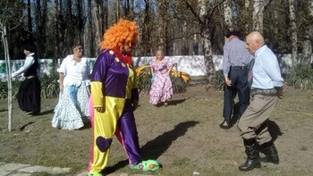 Los abuelos ahora cantan, bailan,