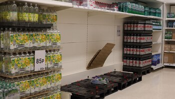 Estantes vacíos en un hipermercado