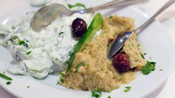 La ensalada griega que te va a salvar el verano se llama ‘melitzanosalata’ y se prepara con berenjena y queso feta