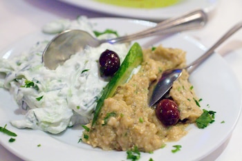 Plato con tzatziki y melitzanosalata (Flickr)