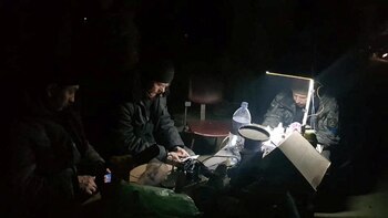 Los miembros del servicio de la unidad de Mariupol de la Guardia Marítima de Ucrania permanecen dentro de un búnker de Azovstal (Servicio de Guardia de Ucrania/REUTERS)