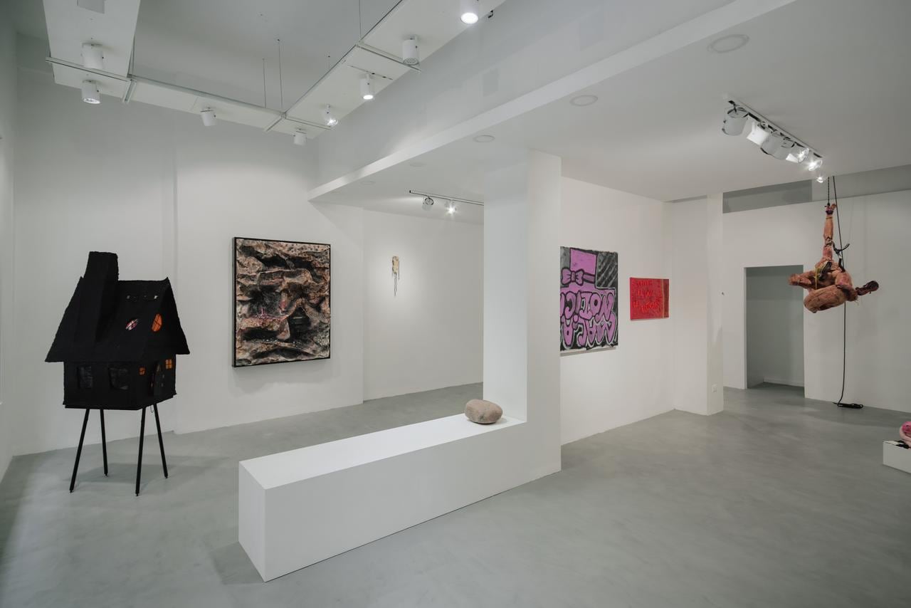 El debut se produjo la muestra colectiva Obsesiones acumuladas, curada por Delfina Bustamante, y compuesta por obras de 18 artistas de distintas galerías (Félix Niikado)