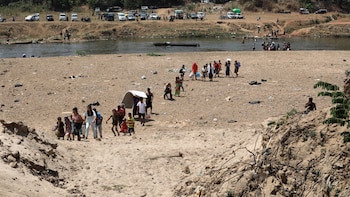 Cientos de birmanos cruzan a