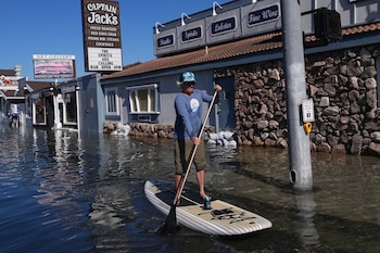 California extiende hasta las alertas por inundaciones mientras continúan las mareas extremas
