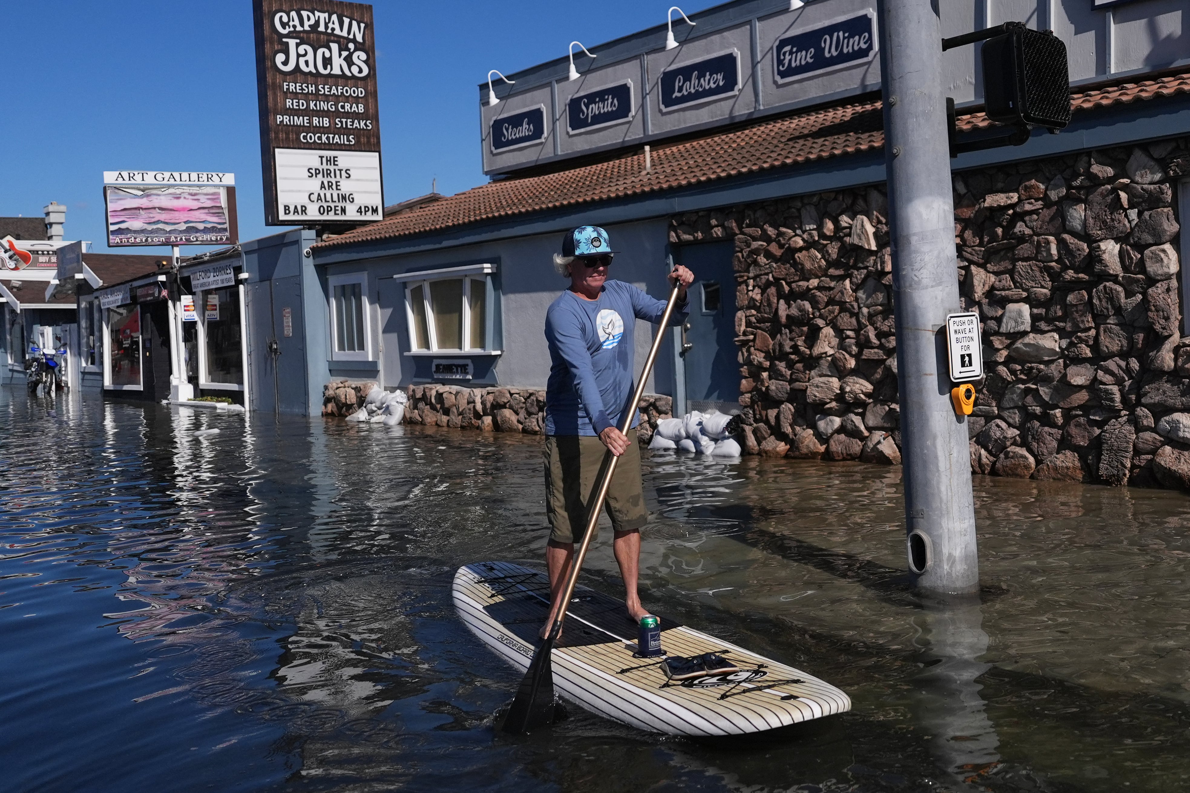 El avance del agua anegó calles en la península de Balboa y obligó a cerrar tramos de la Autopista del Pacífico en Sunset Beach (AP Photo/Jae C. Hong)