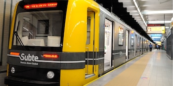 La nueva ley elimina el pase especial y vincula el beneficio del subte gratis al documento nacional de identidad. (Wikimedia Commons)
