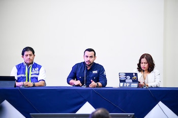 El Dr Carlos Orellana, director