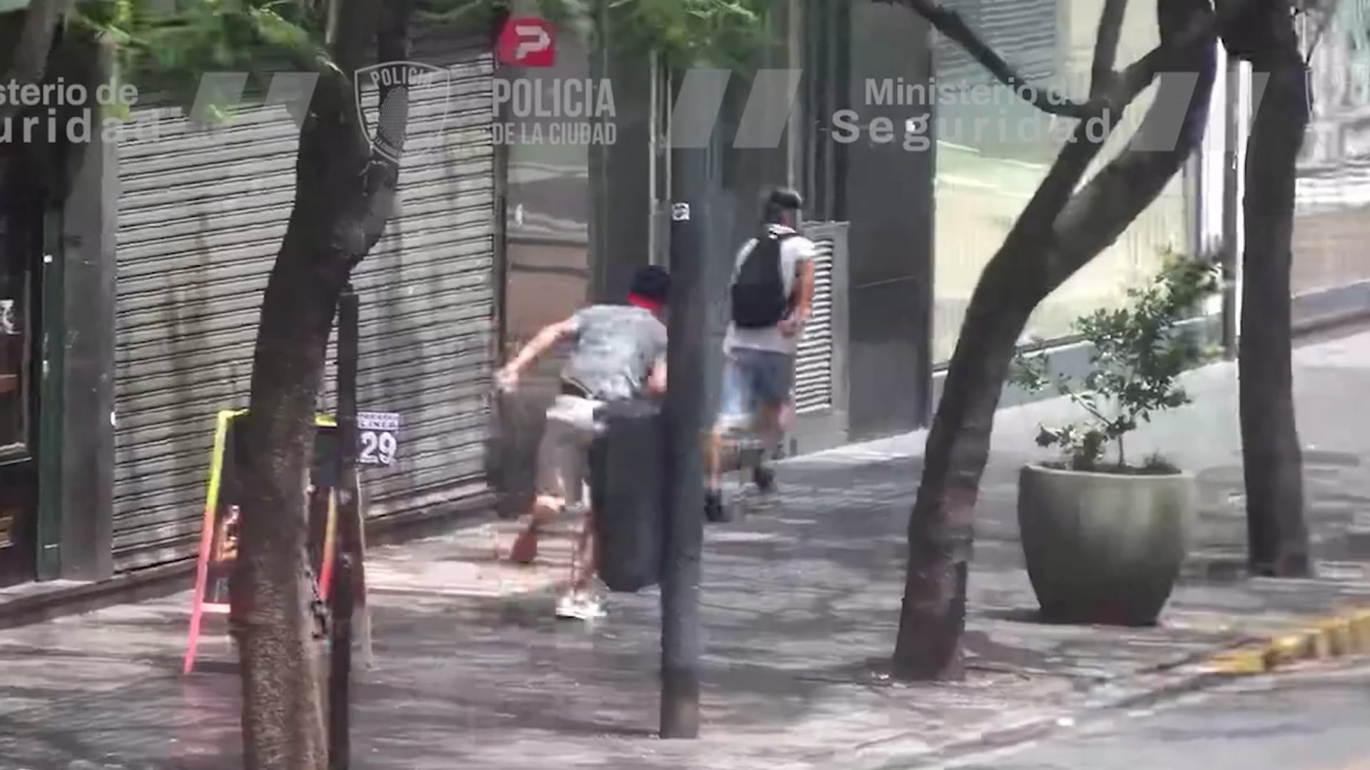 Cámaras de seguridad captan robo en pleno Microcentro porteño y permiten detención de delincuentes
