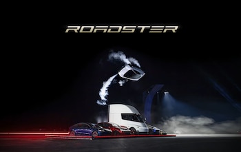 Un texto con la palabra Roadster sobre un auto blanco flotante y un camión Semi con automóviles azul y rojo en un escenario oscuro