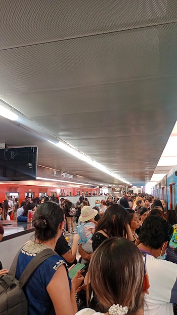 Personas esperando la salida de