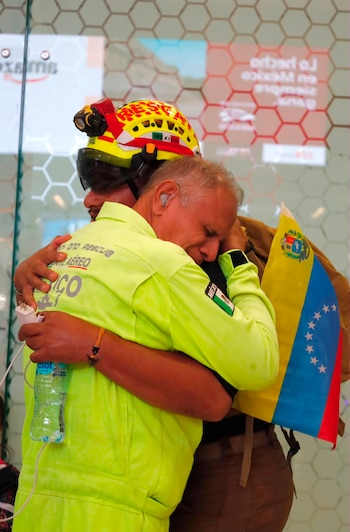 As equipas de resgate mexicanas procuram há mais de 100 horas edifícios desabados, com o apoio de cães, para encontrar pessoas afetadas pelo terramoto na Venezuela. (Cruz vermelha)