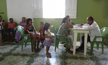 Raymond García hablando con un