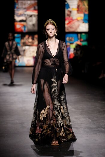 Maria Grazia Chiuri la directora creativa de Dior sorprendió en el fashion week de París con una colección indie, donde los maxi vestidos de encaje y plumetí con bordados fueron los protagonistas de la pasarela