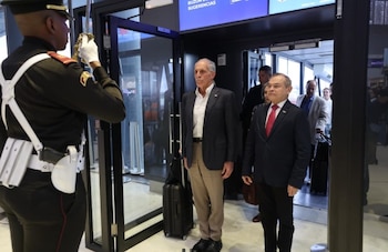 El presidente de Honduras, Nasry Asfura Zablah, al centro, llegó a Panamá para participar de los actos del Bicentenario del Congreso Anfictiónico. (Cancillería)