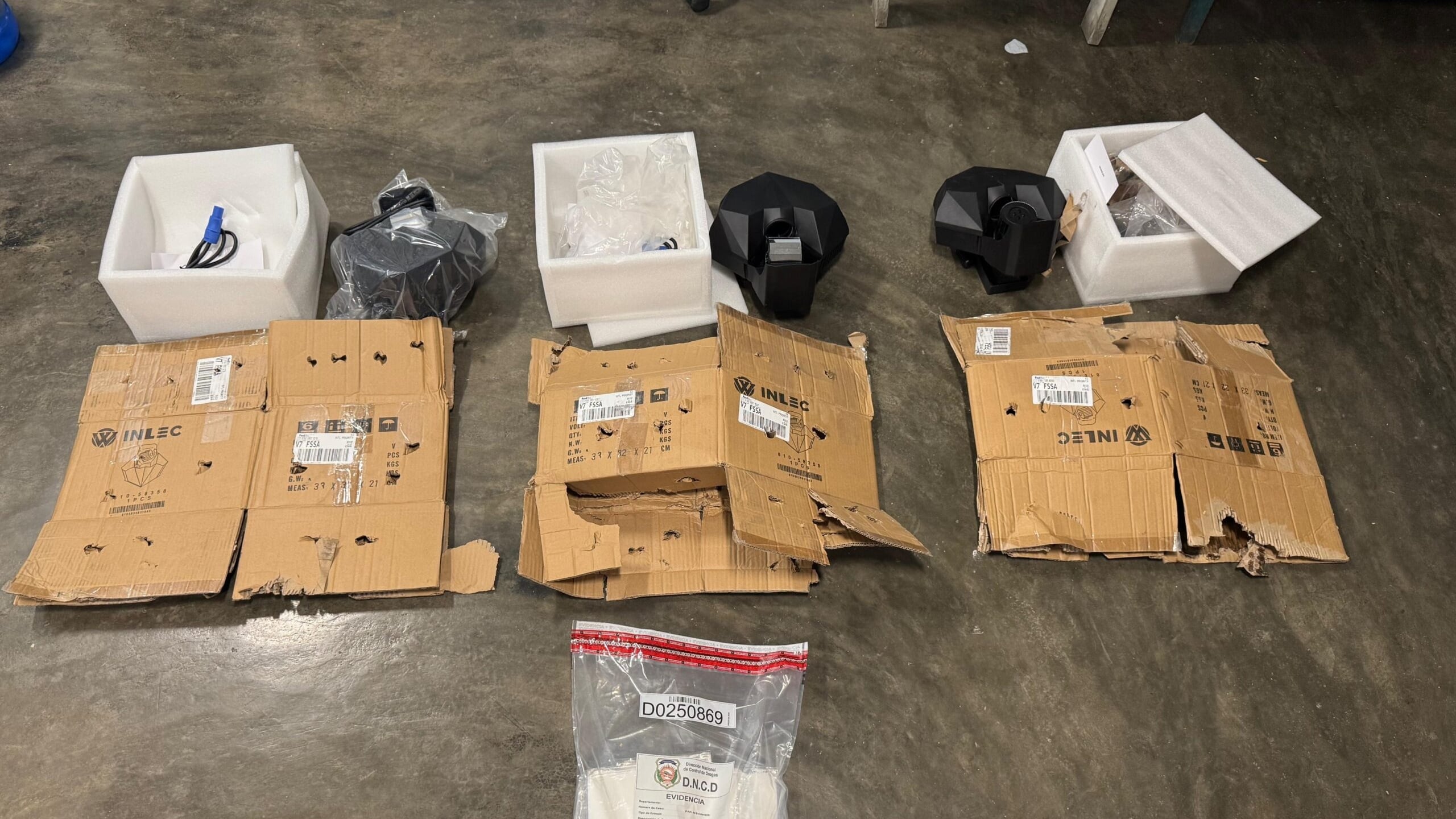 Un día antes, agentes incautaron doce láminas de presunta cocaína con un peso superior a los 900 gramos en el mismo aeropuerto. (Foto cortesía DNCD)