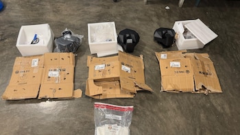 Un día antes, agentes incautaron doce láminas de presunta cocaína con un peso superior a los 900 gramos en el mismo aeropuerto. (Foto cortesía DNCD)