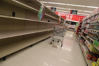 Los cierres de supermercados en la región afectan a municipios pequeños donde la tienda representaba la principal opción del área (AFP)