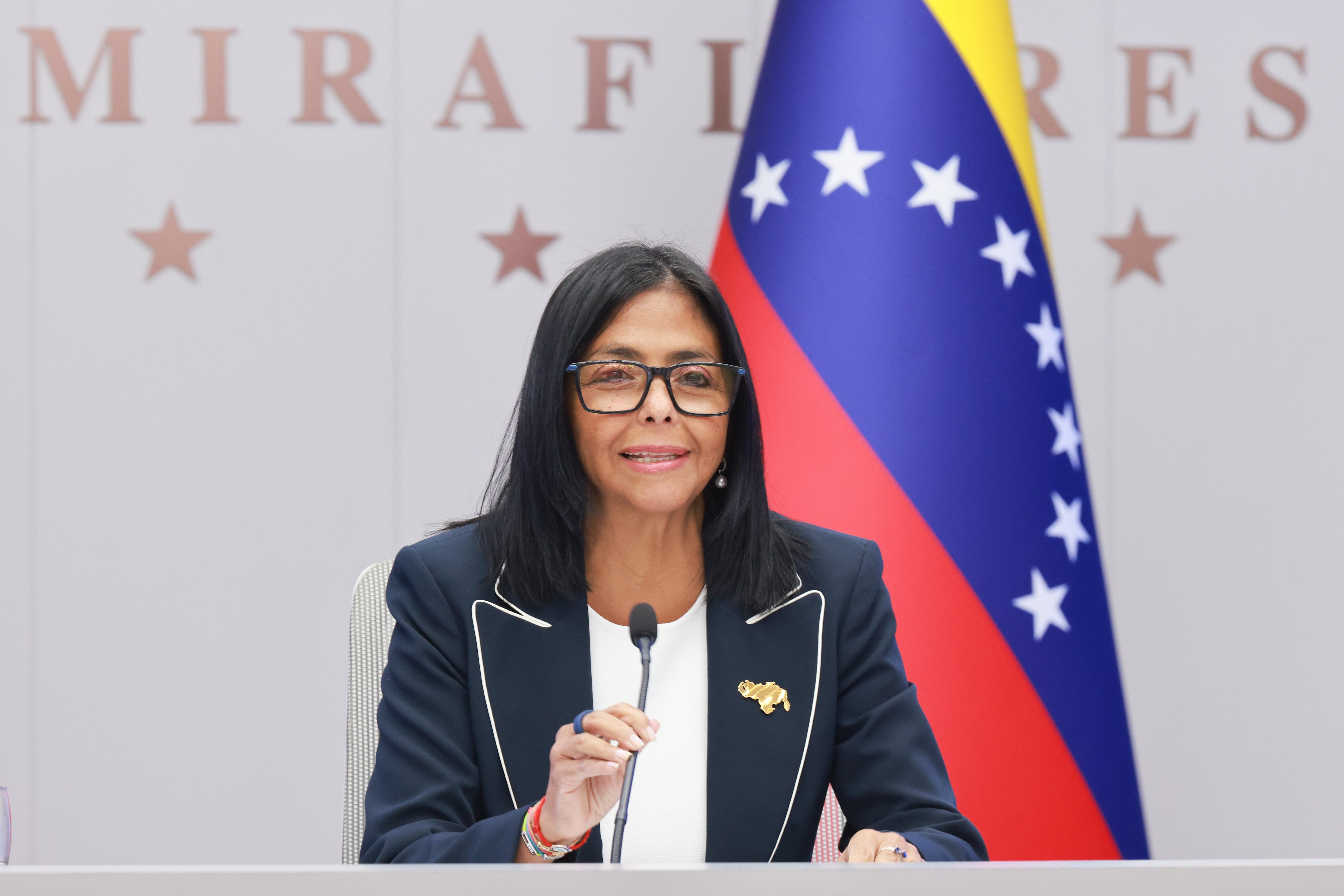 Delcy Rodríguez impulsó el relevo de funcionarios en áreas estratégicas, desplazó a figuras históricas del chavismo y avanzó en negociaciones para reordenar el sector petrolero con participación privada.