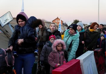 Refugiados ucranianos cruzan a Polonia