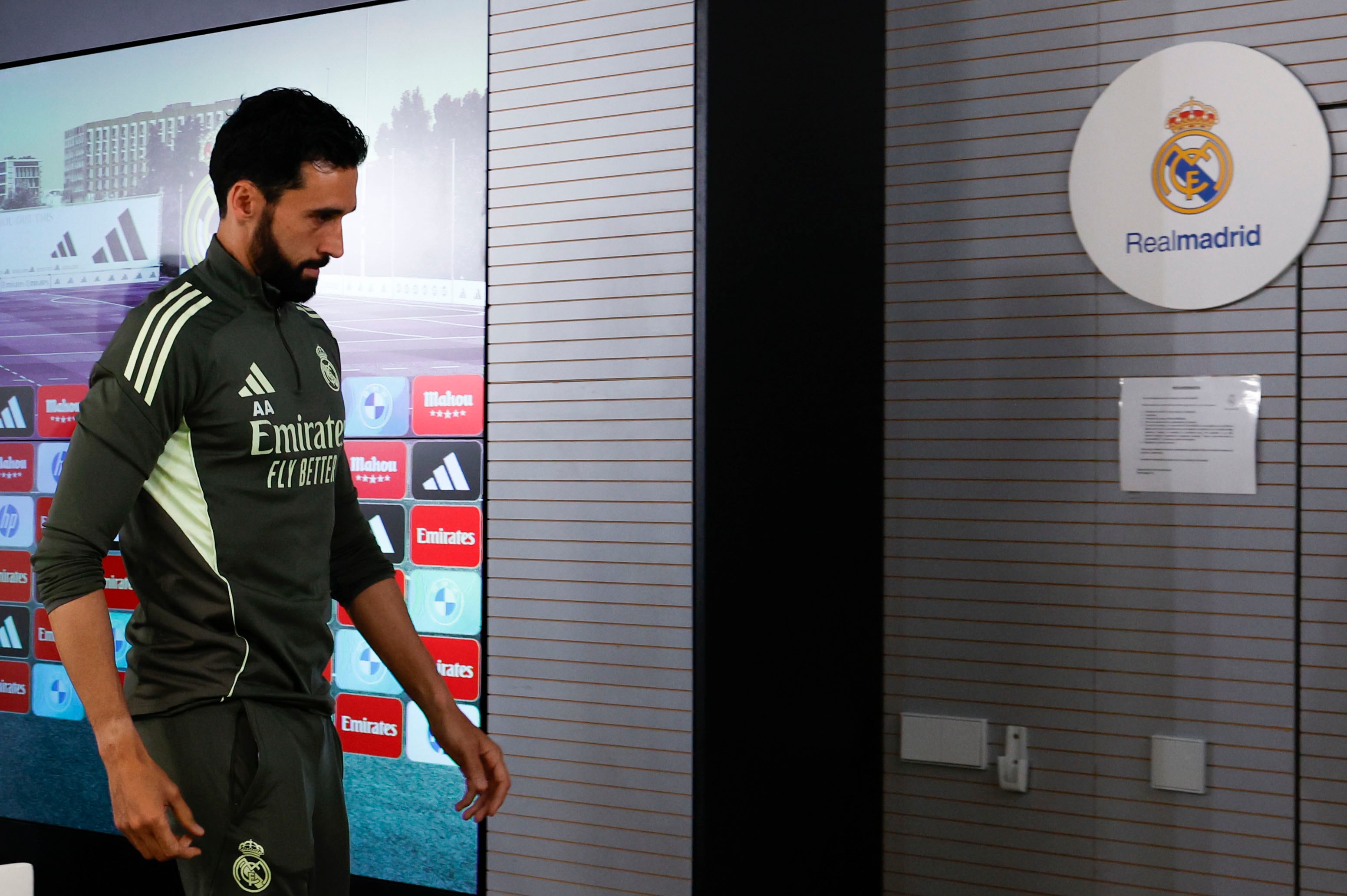 Álvaro Arbeloa en una rueda de prensa cuando era entrenador del Real Madrid. (Javier Lizón/EFE)