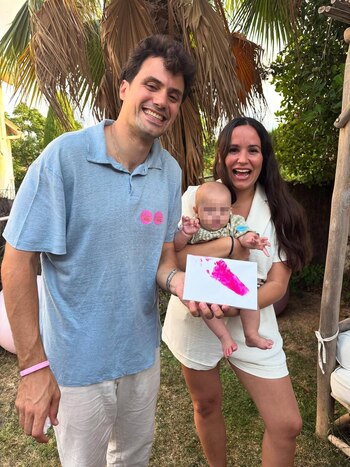 Carolina Monje y su marido, Álex Lopera, en una imagen de redes sociales en la que la diseñadora desvela que está embaraza de una niña. (Instagram @carolinamonje.v)