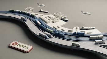 Maqueta de infraestructura logística centroamericana con miniaturas de camiones, trenes, barcos y aviones. Incluye carreteras, vías férreas, puertos y el logo SIECA.