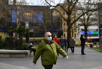 Peatones en la plaza Leicester,