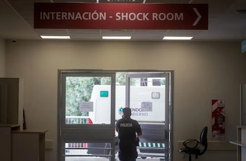 La víctima fue asistida por personal de emergencias y trasladada al Hospital Central con una herida en el cuello (Los Andes)