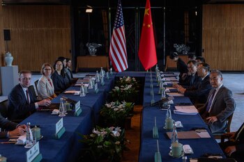 Sullivan y Wang Yi reunidos con sus delegaciones en Beijing. (Ng Han Guan/REUTERS)
