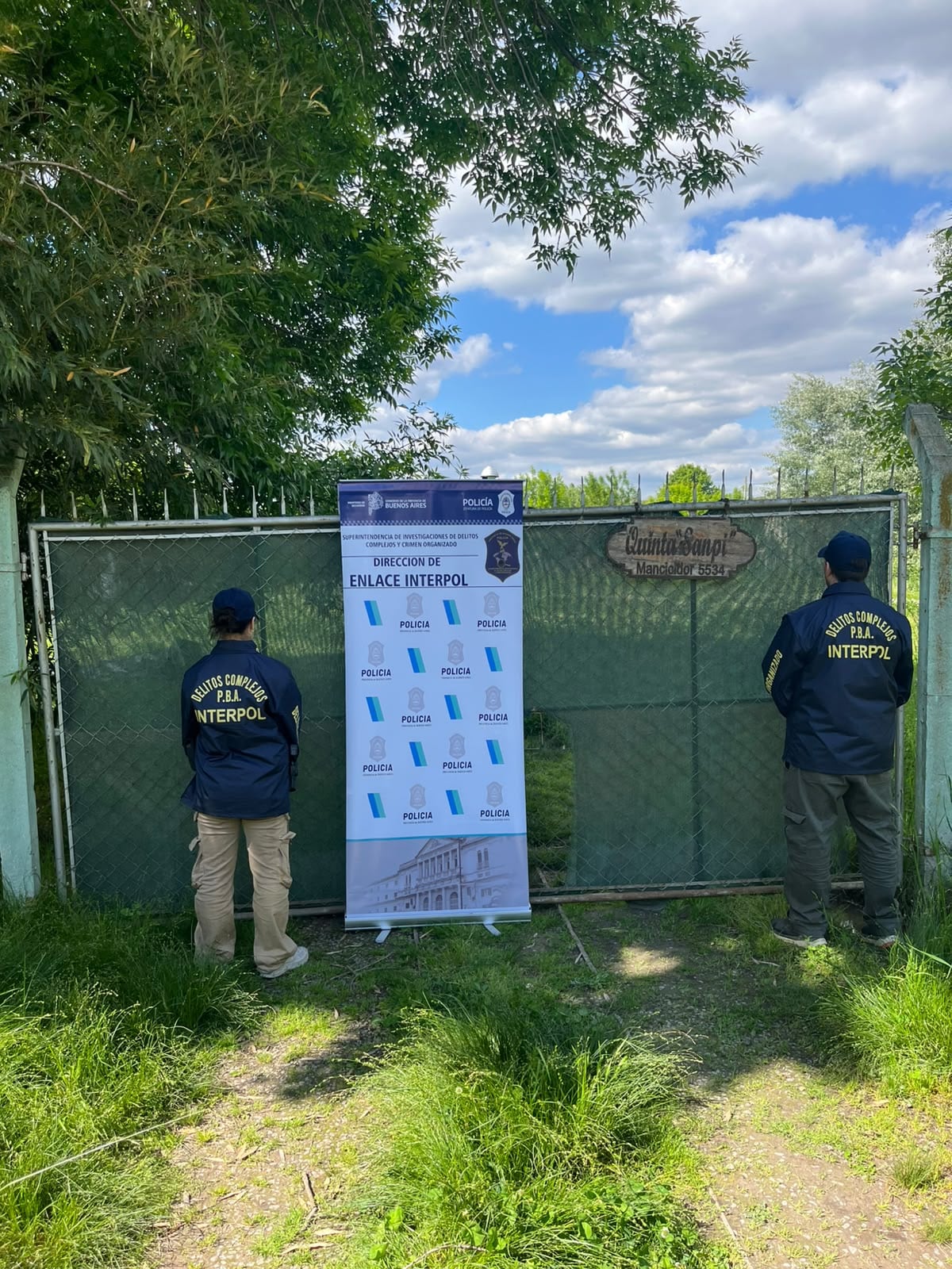 El portón de la propiedad ubicada en Campana resguarda el predio donde las autoridades encontraron a la adolescente uruguaya requerida por alertas de búsqueda. (Interpol)